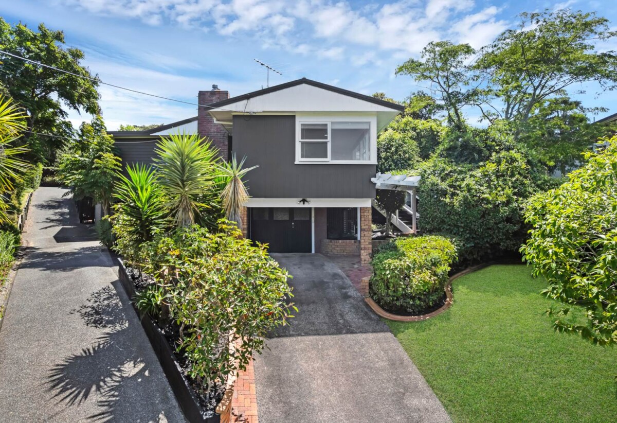 Rangitoto College zone, 4 beds 2 baths house with garage and study nook, 0.5 km to Murrays Bay School and Murrays Bay Intermediate, 1.1 km to Rangitoto College, 1/7 Jutland Street, Mairangi Bay, Auckland