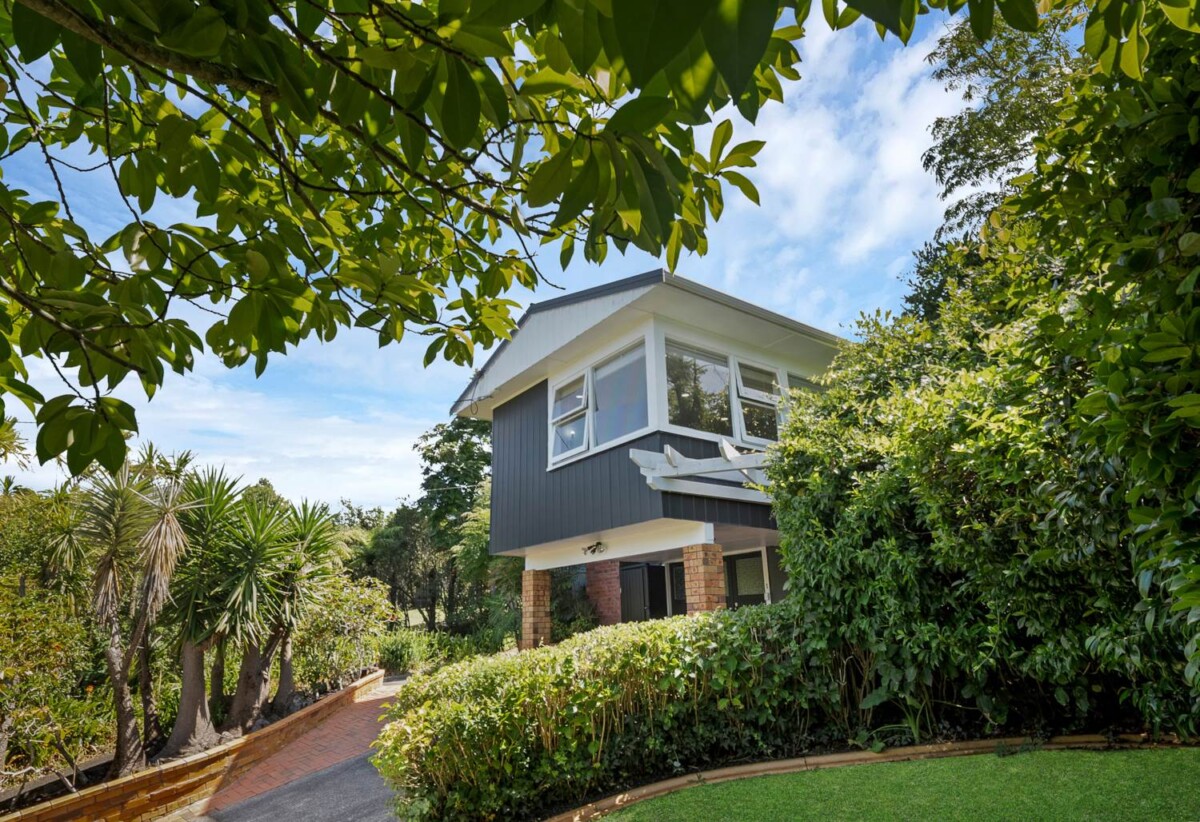 Rangitoto College zone, 4 beds 2 baths house with garage and study nook, 0.5 km to Murrays Bay School and Murrays Bay Intermediate, 1.1 km to Rangitoto College, 1/7 Jutland Street, Mairangi Bay, Auckland
