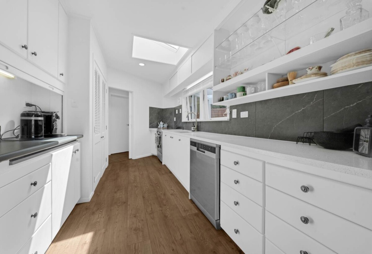 Rangitoto College zone, 4 beds 2 baths house with garage and study nook, 0.5 km to Murrays Bay School and Murrays Bay Intermediate, 1.1 km to Rangitoto College, 1/7 Jutland Street, Mairangi Bay, Auckland