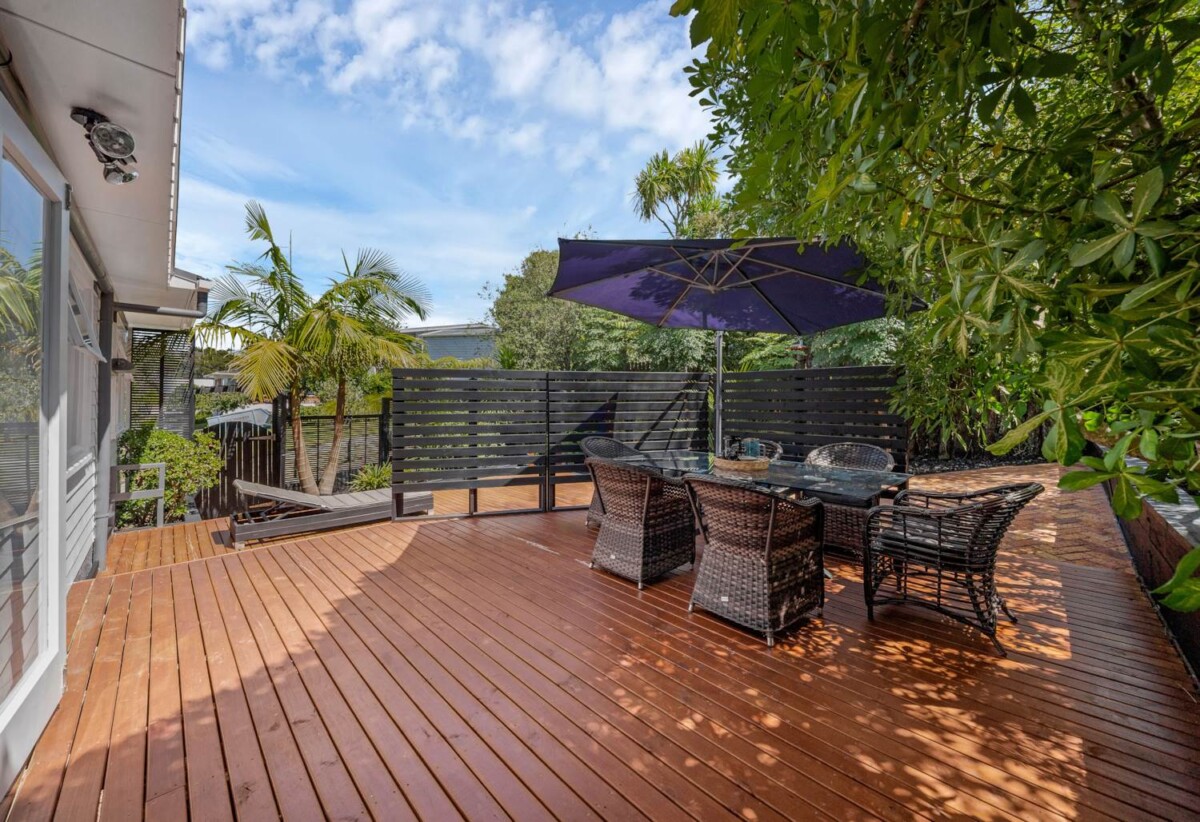Rangitoto College zone, 4 beds 2 baths house with garage and study nook, 0.5 km to Murrays Bay School and Murrays Bay Intermediate, 1.1 km to Rangitoto College, 1/7 Jutland Street, Mairangi Bay, Auckland