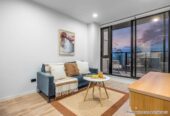 Urgent Sale, Auckland Girls’ Grammar School zone, 50m2 Freehold 1 bed + 1 flexi room 1 bath apartment, pet friendly, Current weekly rental income of $640/pw, with a fixed term end on 28 July 2026, 1503/106 Vincent Street, City Centre, Auckland