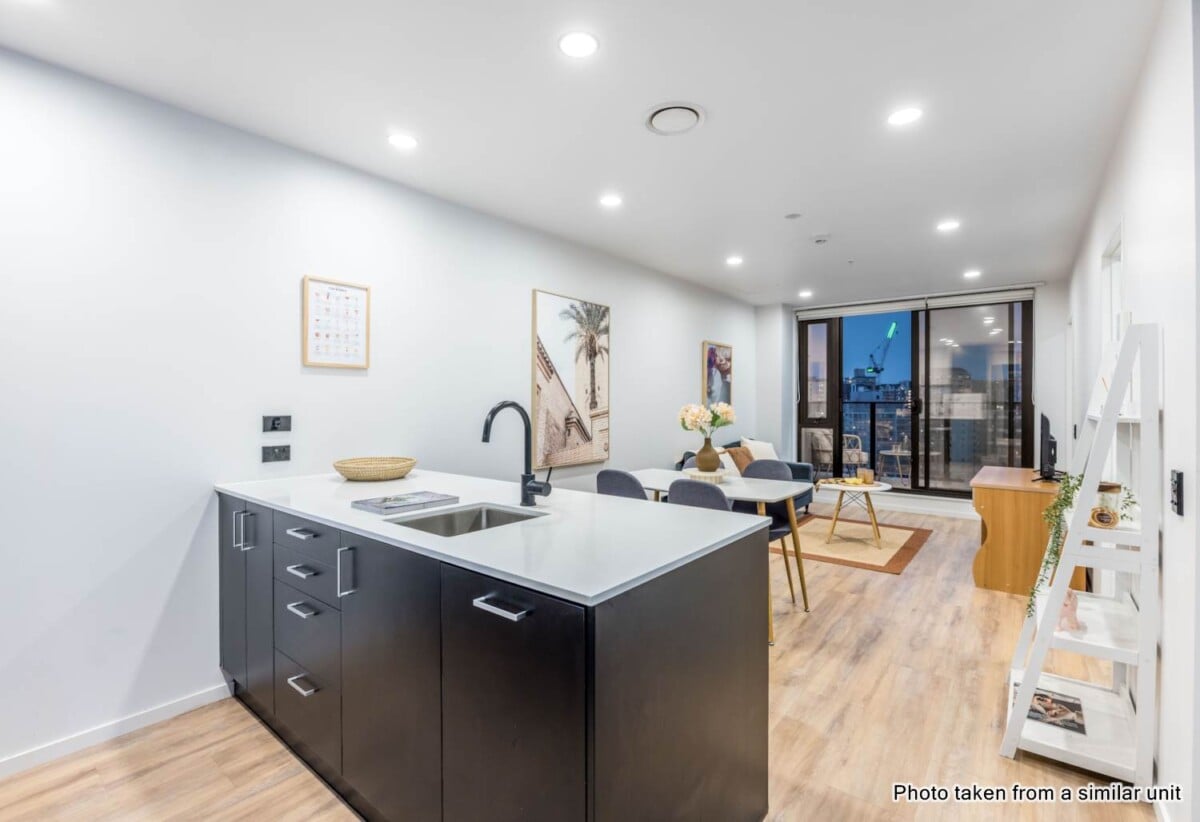 Urgent Sale, Auckland Girls’ Grammar School zone, 50m2 Freehold 1 bed + 1 flexi room 1 bath apartment, pet friendly, Current weekly rental income of $640/pw, with a fixed term end on 28 July 2026, 1503/106 Vincent Street, City Centre, Auckland