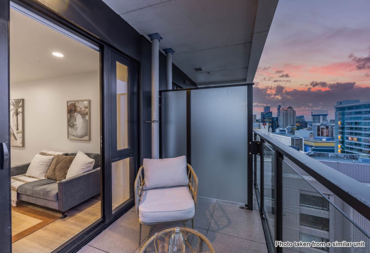 Urgent Sale, Auckland Girls’ Grammar School zone, 50m2 Freehold 1 bed + 1 flexi room 1 bath apartment, pet friendly, Current weekly rental income of $640/pw, with a fixed term end on 28 July 2026, 1503/106 Vincent Street, City Centre, Auckland