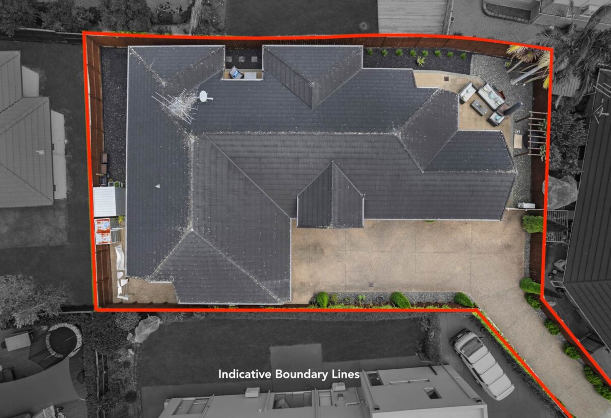 243m2 4 beds 2 baths house with double garage on 633m2 section, 0.5 km to Baverstock Oaks School, 1.3 km to Sancta Maria College, 1.7 km to Ormiston Senior College and Mission Heights Junior College, 11 Fintry Place, Flat Bush, Auckland