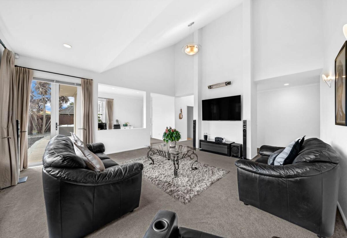 243m2 4 beds 2 baths house with double garage on 633m2 section, 0.5 km to Baverstock Oaks School, 1.3 km to Sancta Maria College, 1.7 km to Ormiston Senior College and Mission Heights Junior College, 11 Fintry Place, Flat Bush, Auckland