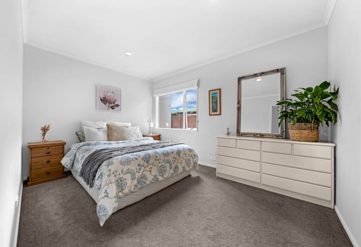 243m2 4 beds 2 baths house with double garage on 633m2 section, 0.5 km to Baverstock Oaks School, 1.3 km to Sancta Maria College, 1.7 km to Ormiston Senior College and Mission Heights Junior College, 11 Fintry Place, Flat Bush, Auckland