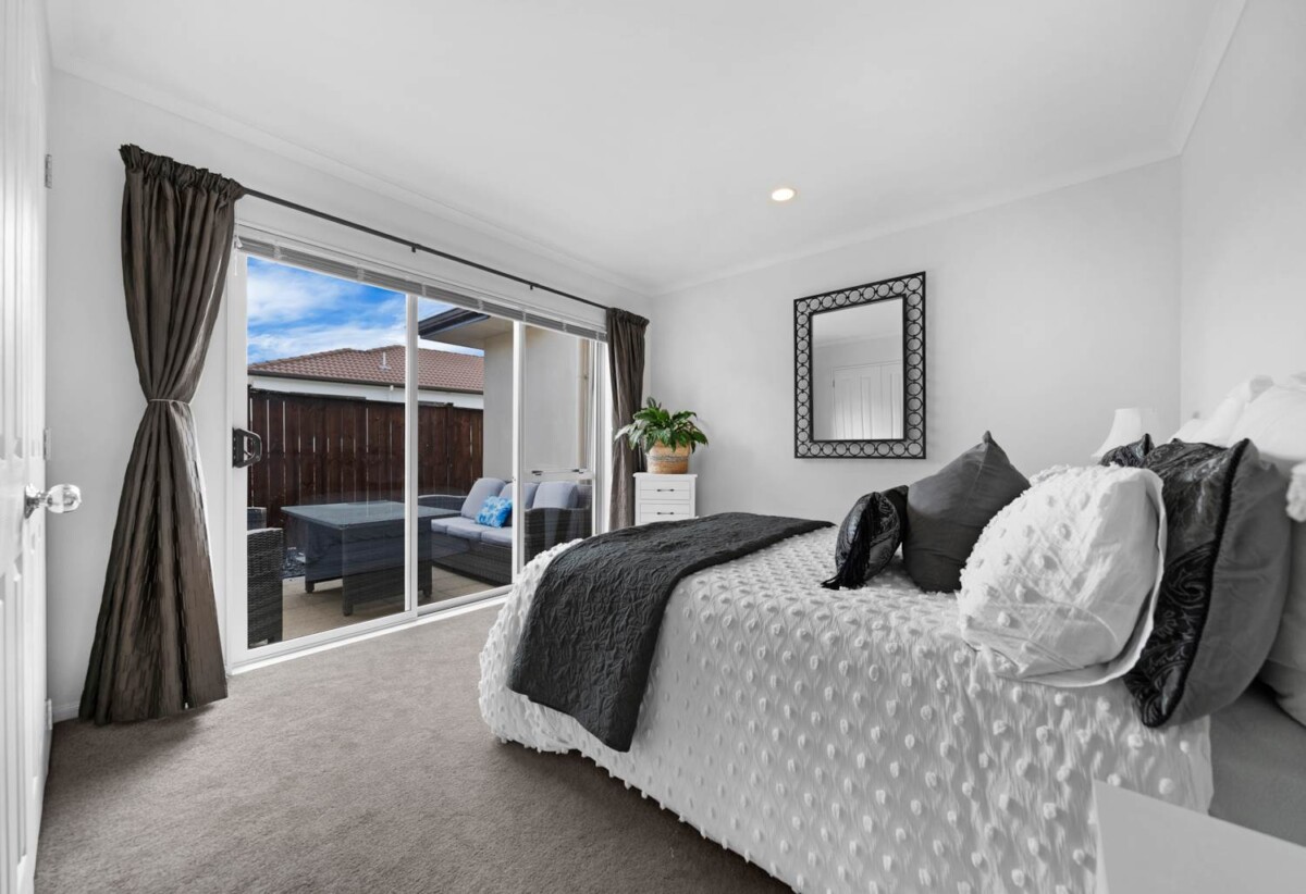 243m2 4 beds 2 baths house with double garage on 633m2 section, 0.5 km to Baverstock Oaks School, 1.3 km to Sancta Maria College, 1.7 km to Ormiston Senior College and Mission Heights Junior College, 11 Fintry Place, Flat Bush, Auckland