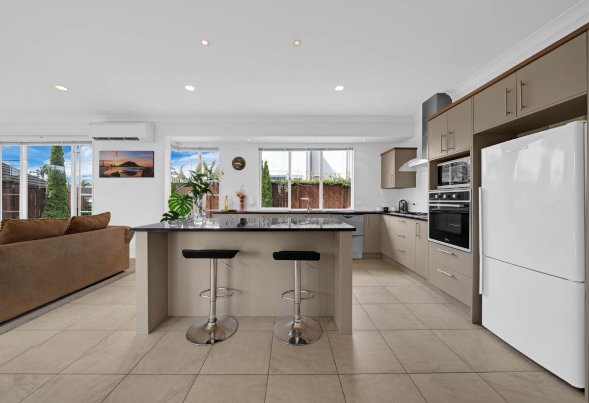 243m2 4 beds 2 baths house with double garage on 633m2 section, 0.5 km to Baverstock Oaks School, 1.3 km to Sancta Maria College, 1.7 km to Ormiston Senior College and Mission Heights Junior College, 11 Fintry Place, Flat Bush, Auckland