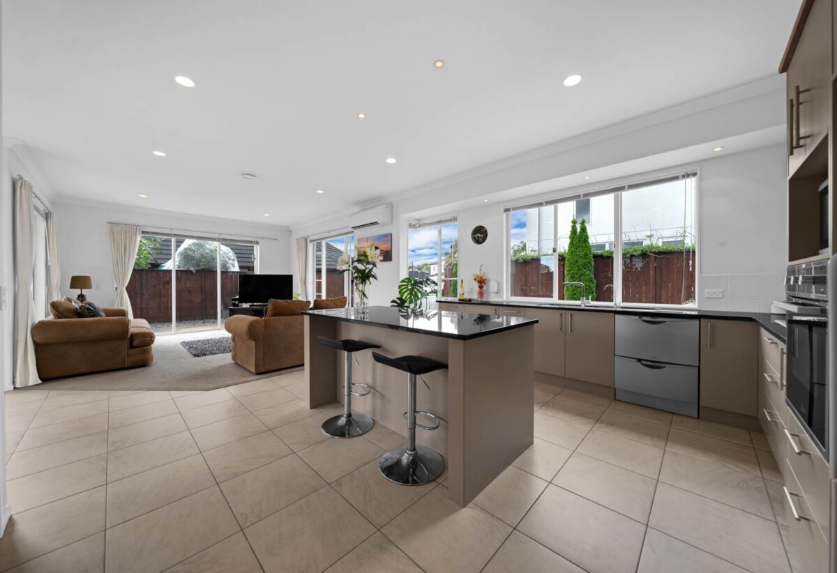 243m2 4 beds 2 baths house with double garage on 633m2 section, 0.5 km to Baverstock Oaks School, 1.3 km to Sancta Maria College, 1.7 km to Ormiston Senior College and Mission Heights Junior College, 11 Fintry Place, Flat Bush, Auckland