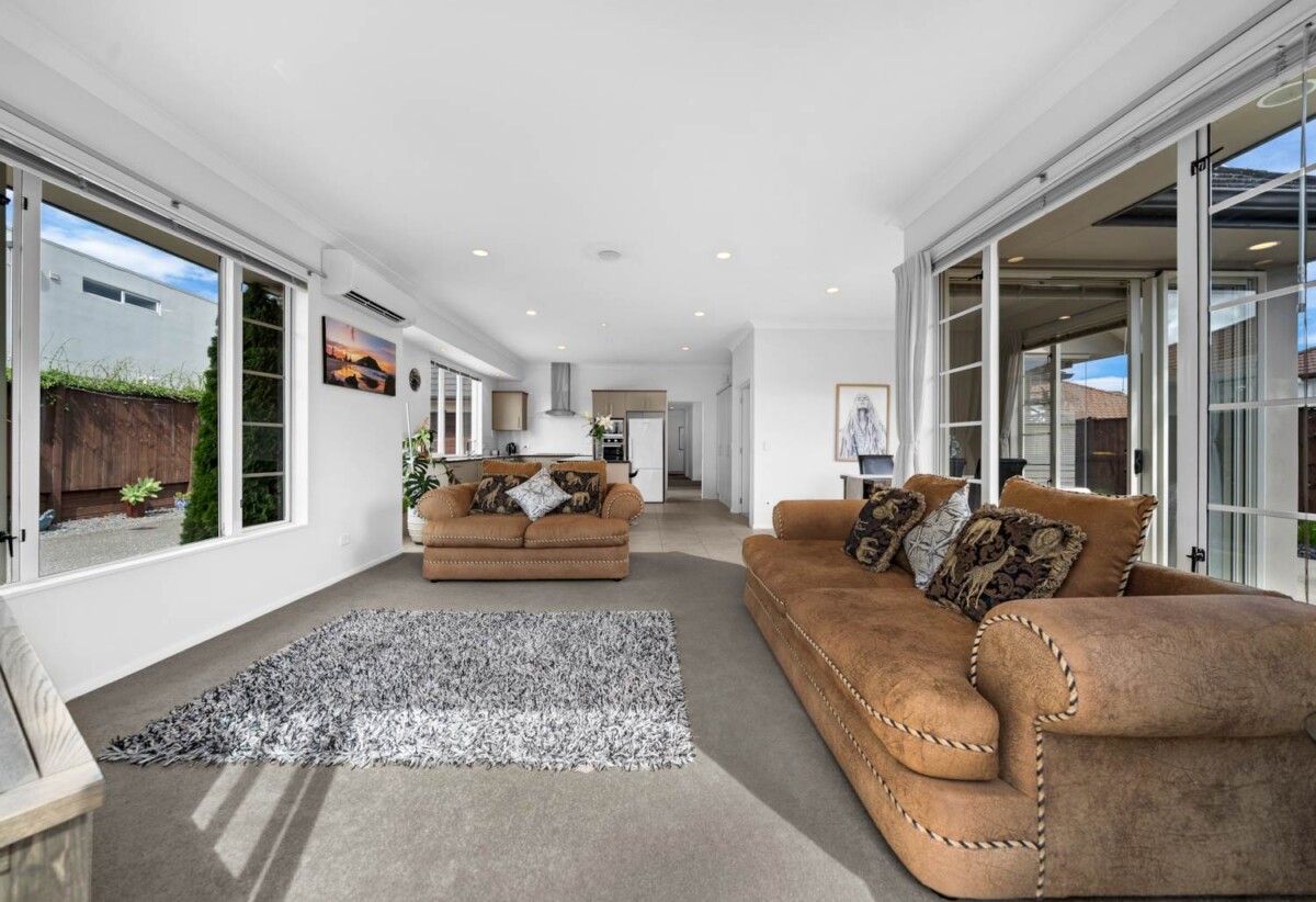 243m2 4 beds 2 baths house with double garage on 633m2 section, 0.5 km to Baverstock Oaks School, 1.3 km to Sancta Maria College, 1.7 km to Ormiston Senior College and Mission Heights Junior College, 11 Fintry Place, Flat Bush, Auckland