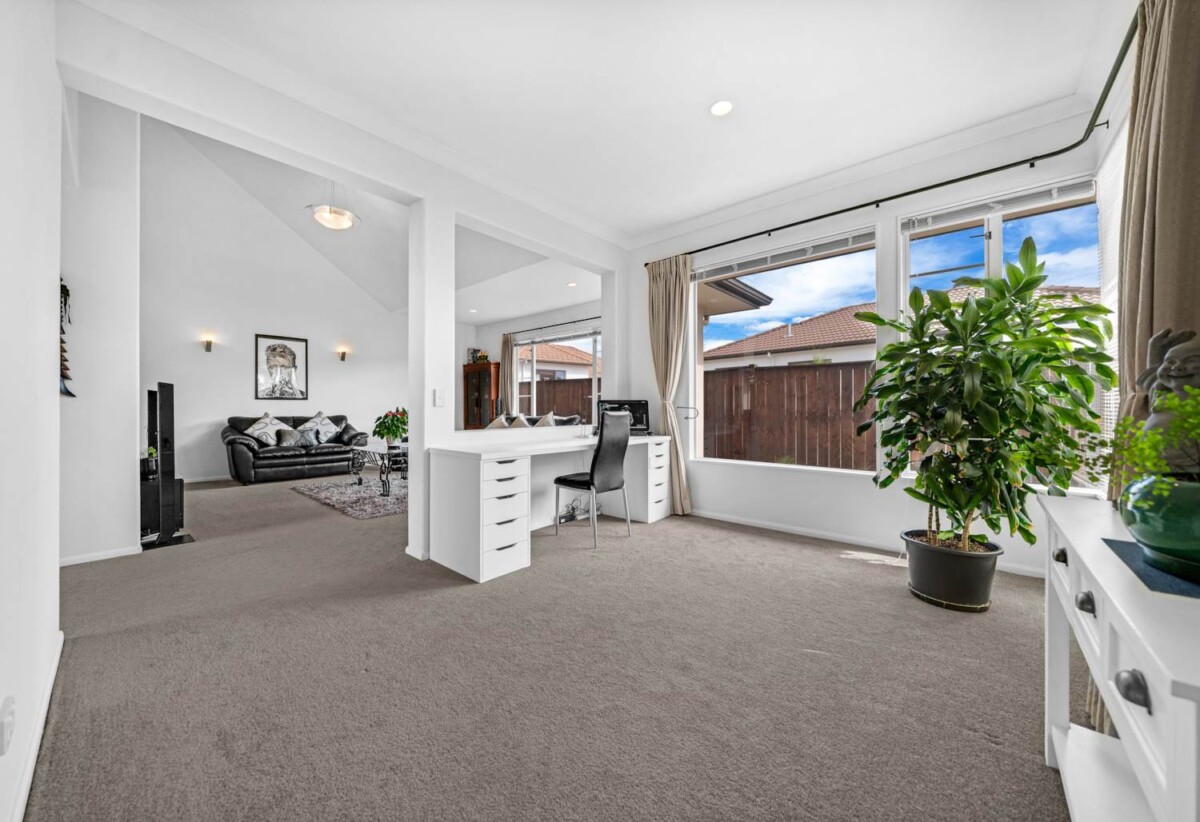 243m2 4 beds 2 baths house with double garage on 633m2 section, 0.5 km to Baverstock Oaks School, 1.3 km to Sancta Maria College, 1.7 km to Ormiston Senior College and Mission Heights Junior College, 11 Fintry Place, Flat Bush, Auckland
