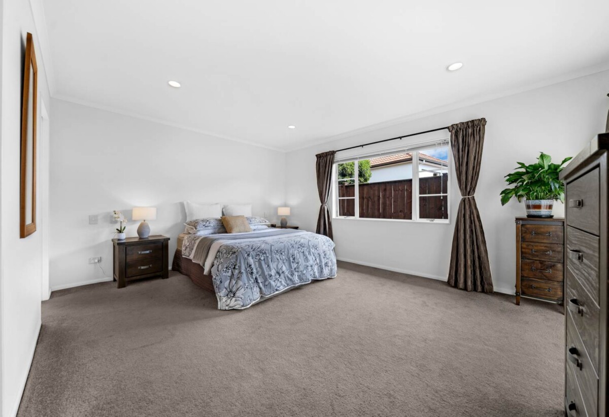 243m2 4 beds 2 baths house with double garage on 633m2 section, 0.5 km to Baverstock Oaks School, 1.3 km to Sancta Maria College, 1.7 km to Ormiston Senior College and Mission Heights Junior College, 11 Fintry Place, Flat Bush, Auckland