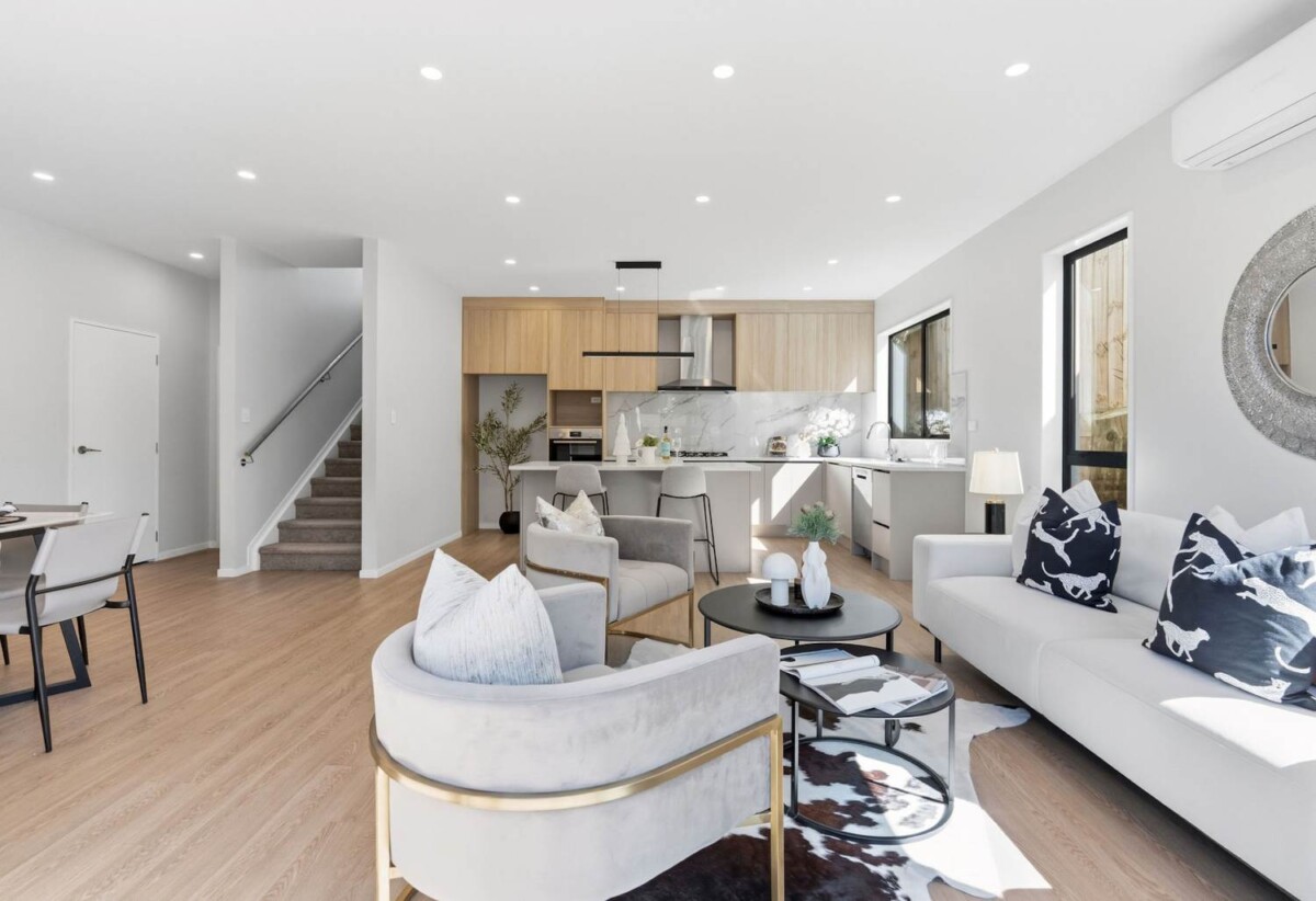 Standalone 4 beds 2.5 baths house with garageon 215m2 section, with Kauri Glen Reserve next door, close to schools, shops, parks, 0.4 km to Northcote College, 0.9 km to Willow Park School, 1.4 km to Northcote Intermediate School, 57A Tui Glen Road, Birkenhead, Auckland