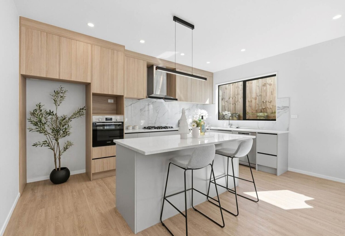 Standalone 4 beds 2.5 baths house with garageon 215m2 section, with Kauri Glen Reserve next door, close to schools, shops, parks, 0.4 km to Northcote College, 0.9 km to Willow Park School, 1.4 km to Northcote Intermediate School, 57A Tui Glen Road, Birkenhead, Auckland