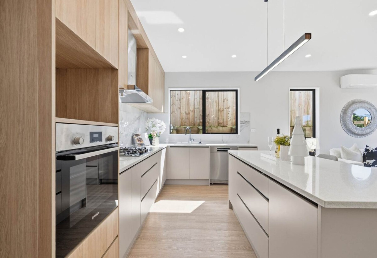 Standalone 4 beds 2.5 baths house with garageon 215m2 section, with Kauri Glen Reserve next door, close to schools, shops, parks, 0.4 km to Northcote College, 0.9 km to Willow Park School, 1.4 km to Northcote Intermediate School, 57A Tui Glen Road, Birkenhead, Auckland