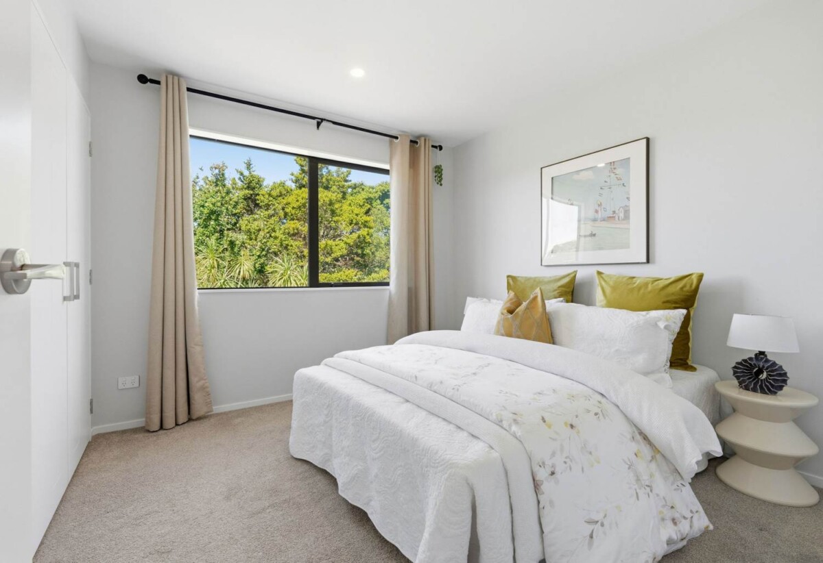Standalone 4 beds 2.5 baths house with garageon 215m2 section, with Kauri Glen Reserve next door, close to schools, shops, parks, 0.4 km to Northcote College, 0.9 km to Willow Park School, 1.4 km to Northcote Intermediate School, 57A Tui Glen Road, Birkenhead, Auckland