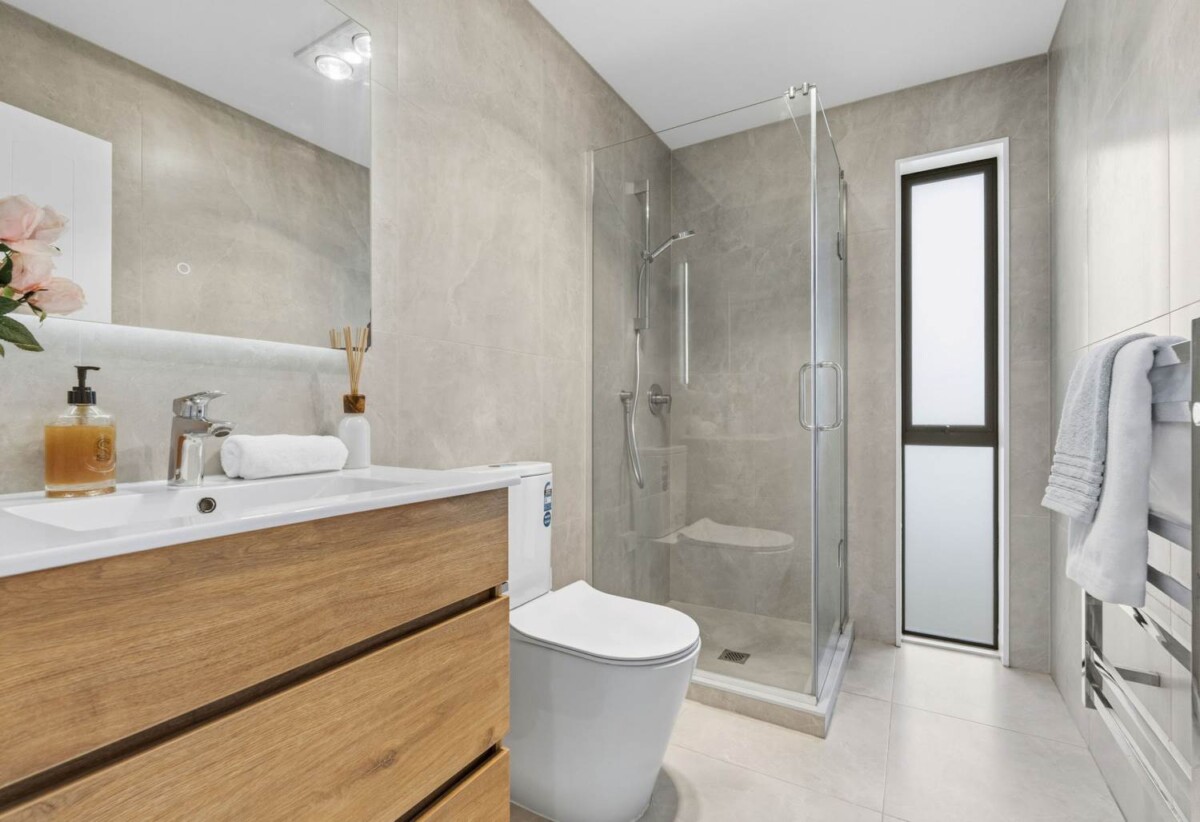 Standalone 4 beds 2.5 baths house with garageon 215m2 section, with Kauri Glen Reserve next door, close to schools, shops, parks, 0.4 km to Northcote College, 0.9 km to Willow Park School, 1.4 km to Northcote Intermediate School, 57A Tui Glen Road, Birkenhead, Auckland