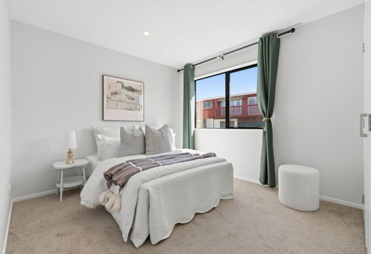 Standalone 4 beds 2.5 baths house with garageon 215m2 section, with Kauri Glen Reserve next door, close to schools, shops, parks, 0.4 km to Northcote College, 0.9 km to Willow Park School, 1.4 km to Northcote Intermediate School, 57A Tui Glen Road, Birkenhead, Auckland