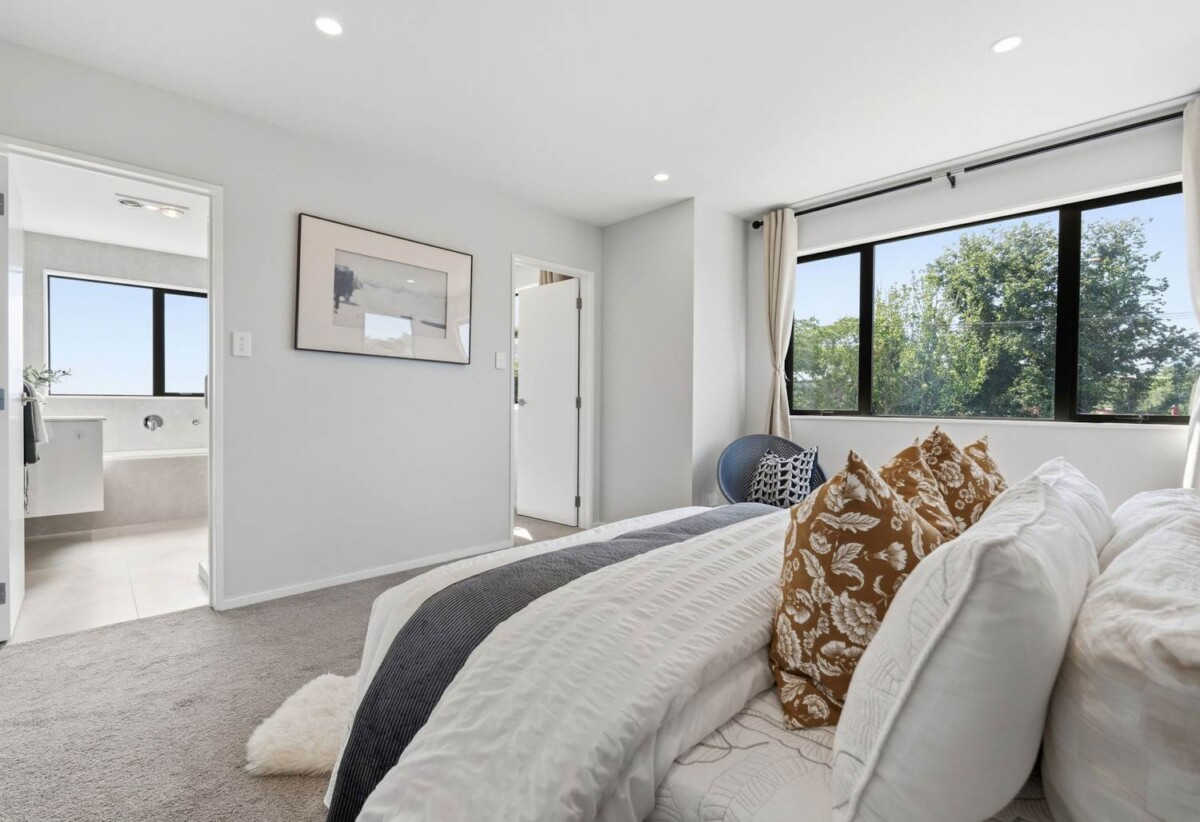Standalone 4 beds 2.5 baths house with garageon 215m2 section, with Kauri Glen Reserve next door, close to schools, shops, parks, 0.4 km to Northcote College, 0.9 km to Willow Park School, 1.4 km to Northcote Intermediate School, 57A Tui Glen Road, Birkenhead, Auckland