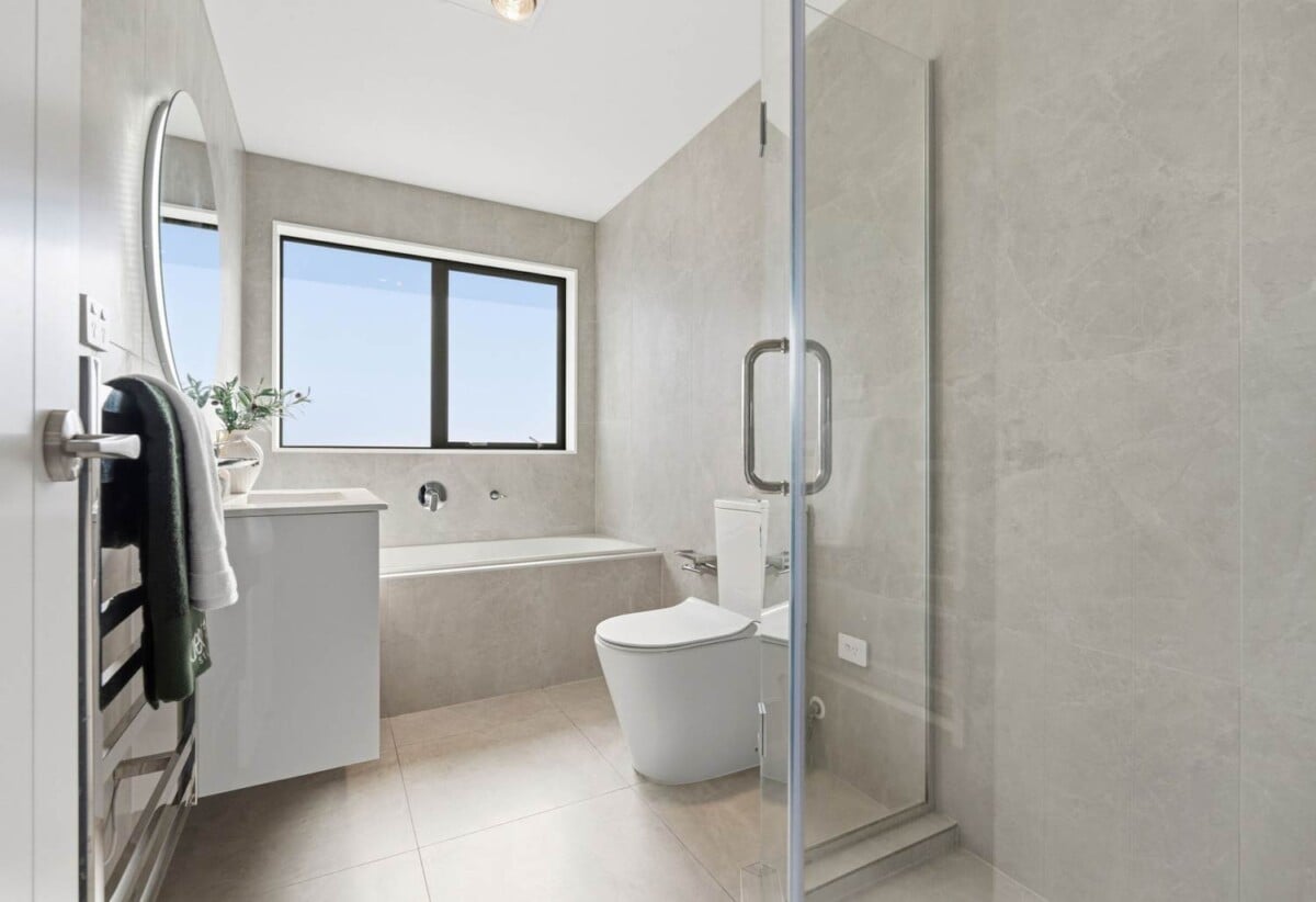 Standalone 4 beds 2.5 baths house with garageon 215m2 section, with Kauri Glen Reserve next door, close to schools, shops, parks, 0.4 km to Northcote College, 0.9 km to Willow Park School, 1.4 km to Northcote Intermediate School, 57A Tui Glen Road, Birkenhead, Auckland