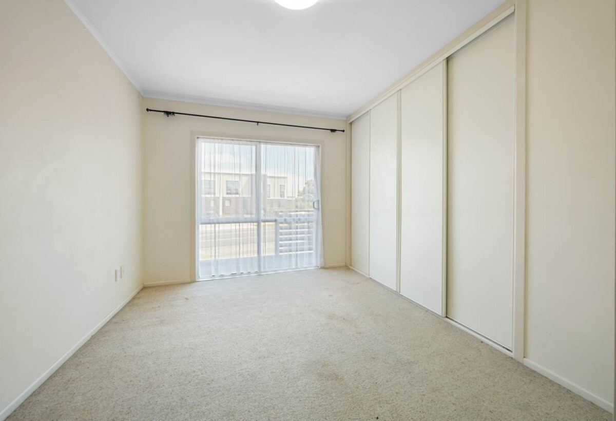 Brick and tile 4 beds 2 baths home, 1 Master suite + 1 bed and secondary living area with wet bar, Potential for separate entrance, Walking distance to the popular Rotary Walkway, 0.4 km to Sunny Hills School, 1.3 km to Farm Cove Intermediate, 2.2 km to Pakuranga College, 1/63 The Boulevard, Sunnyhills, Auckland