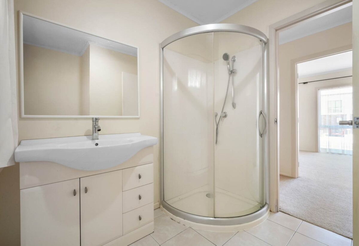 Brick and tile 4 beds 2 baths home, 1 Master suite + 1 bed and secondary living area with wet bar, Potential for separate entrance, Walking distance to the popular Rotary Walkway, 0.4 km to Sunny Hills School, 1.3 km to Farm Cove Intermediate, 2.2 km to Pakuranga College, 1/63 The Boulevard, Sunnyhills, Auckland