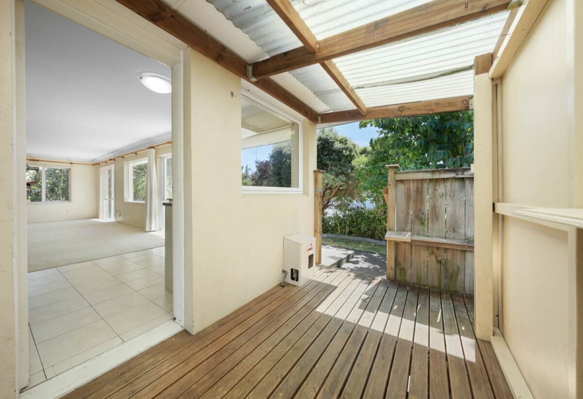 Brick and tile 4 beds 2 baths home, 1 Master suite + 1 bed and secondary living area with wet bar, Potential for separate entrance, Walking distance to the popular Rotary Walkway, 0.4 km to Sunny Hills School, 1.3 km to Farm Cove Intermediate, 2.2 km to Pakuranga College, 1/63 The Boulevard, Sunnyhills, Auckland