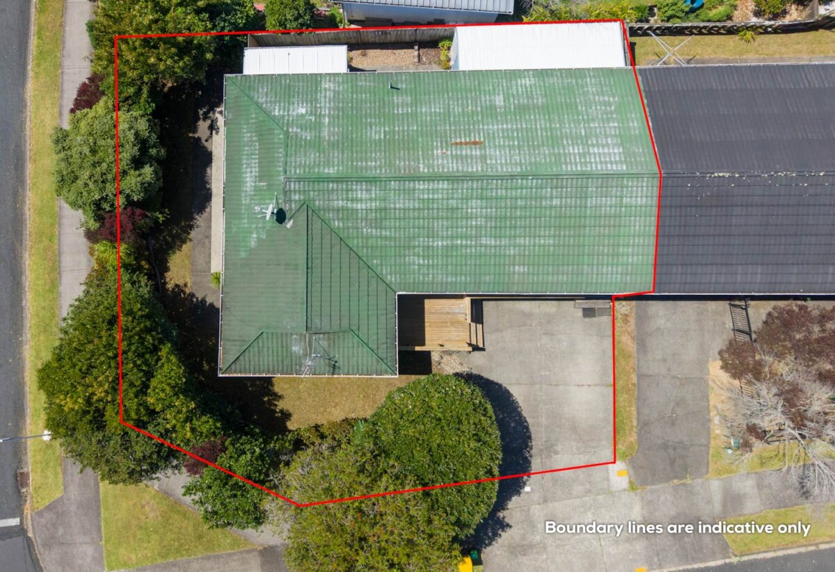 Brick and tile 4 beds 2 baths home, 1 Master suite + 1 bed and secondary living area with wet bar, Potential for separate entrance, Walking distance to the popular Rotary Walkway, 0.4 km to Sunny Hills School, 1.3 km to Farm Cove Intermediate, 2.2 km to Pakuranga College, 1/63 The Boulevard, Sunnyhills, Auckland