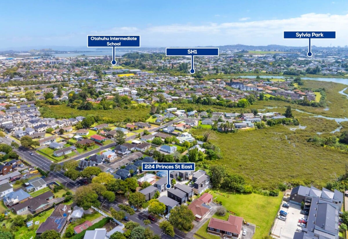 142m2 3 beds 2.5 baths home with garage, Only a two-minute walk to Seaside Park, close to schools, shopping centres, motorway access, 1.1 km to Otahuhu Intermediate, 1.6 km to Fairburn School, 2.6 km to Otahuhu College, 4/224 Princes Street East, Otahuhu, Auckland