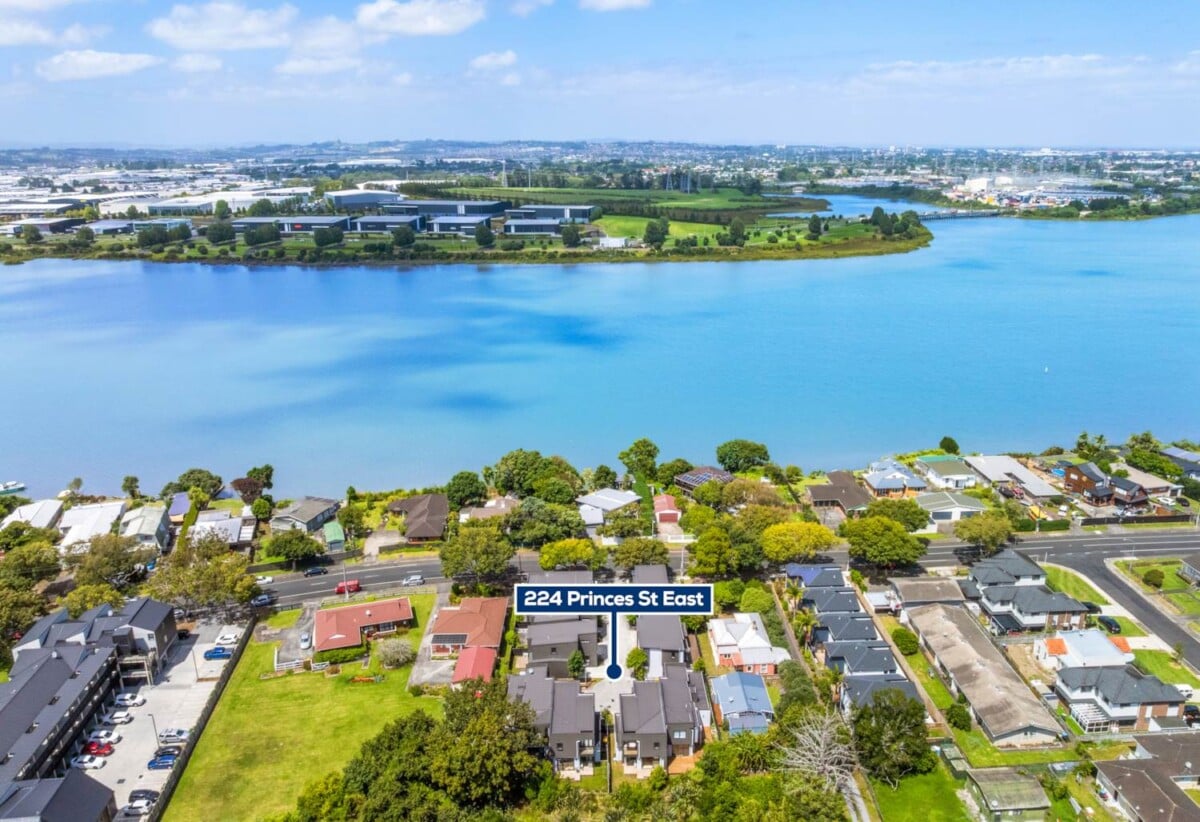 142m2 3 beds 2.5 baths home with garage, Only a two-minute walk to Seaside Park, close to schools, shopping centres, motorway access, 1.1 km to Otahuhu Intermediate, 1.6 km to Fairburn School, 2.6 km to Otahuhu College, 4/224 Princes Street East, Otahuhu, Auckland