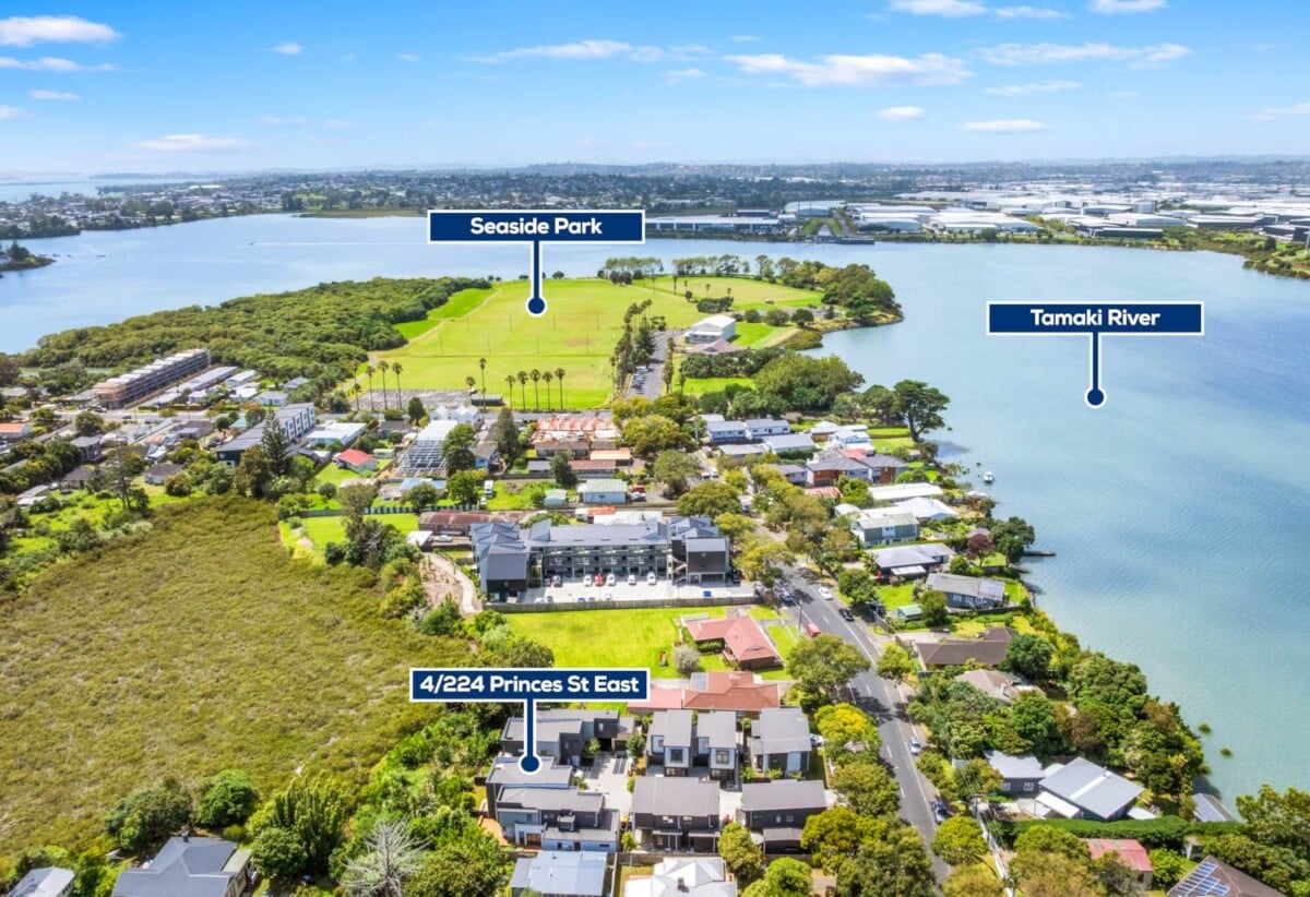 142m2 3 beds 2.5 baths home with garage, Only a two-minute walk to Seaside Park, close to schools, shopping centres, motorway access, 1.1 km to Otahuhu Intermediate, 1.6 km to Fairburn School, 2.6 km to Otahuhu College, 4/224 Princes Street East, Otahuhu, Auckland