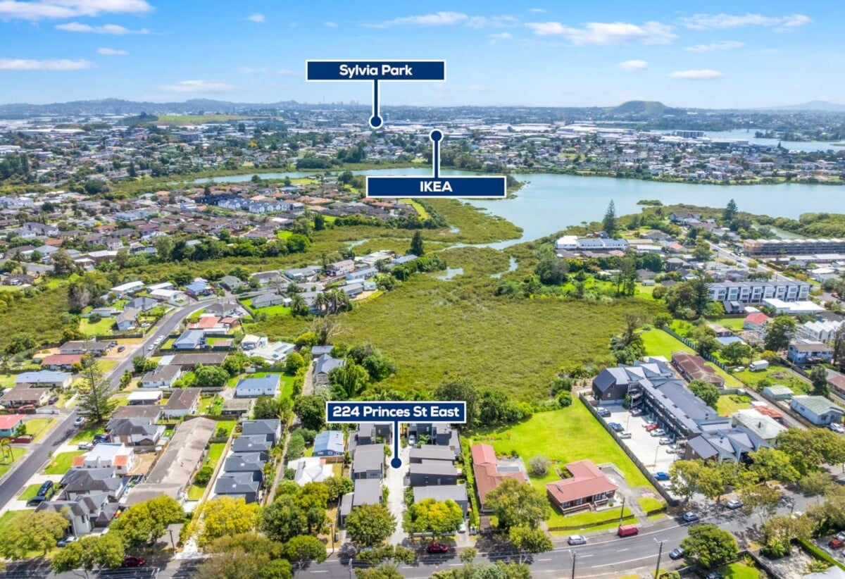 142m2 3 beds 2.5 baths home with garage, Only a two-minute walk to Seaside Park, close to schools, shopping centres, motorway access, 1.1 km to Otahuhu Intermediate, 1.6 km to Fairburn School, 2.6 km to Otahuhu College, 4/224 Princes Street East, Otahuhu, Auckland