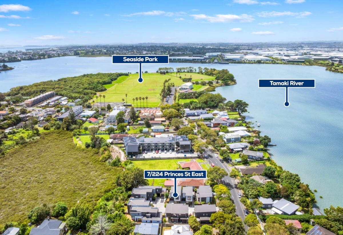 131m2 3 beds 2.5 baths home with garage, Only a two-minute walk to Seaside Park, close to schools, shopping centres, motorway access, 1.1 km to Otahuhu Intermediate, 1.6 km to Fairburn School, 2.6 km to Otahuhu College, 7/224 Princes Street East, Otahuhu, Auckland