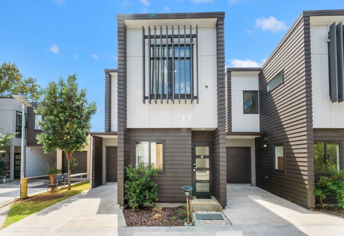 131m2 3 beds 2.5 baths home with garage, Only a two-minute walk to Seaside Park, close to schools, shopping centres, motorway access, 1.1 km to Otahuhu Intermediate, 1.6 km to Fairburn School, 2.6 km to Otahuhu College, 7/224 Princes Street East, Otahuhu, Auckland