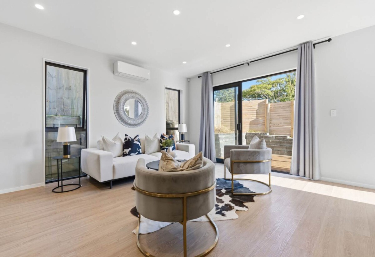 Standalone 4 beds 2.5 baths house with garageon 215m2 section, with Kauri Glen Reserve next door, close to schools, shops, parks, 0.4 km to Northcote College, 0.9 km to Willow Park School, 1.4 km to Northcote Intermediate School, 57A Tui Glen Road, Birkenhead, Auckland