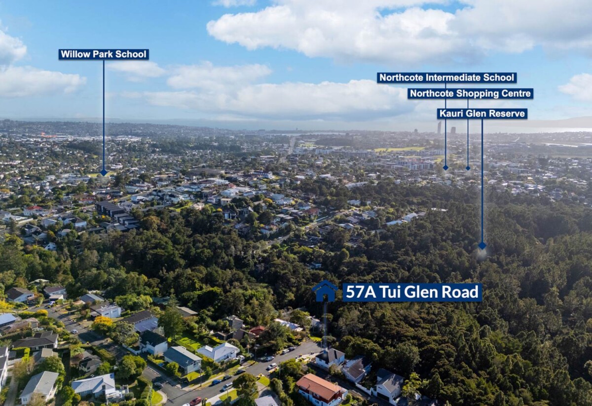 Standalone 4 beds 2.5 baths house with garageon 215m2 section, with Kauri Glen Reserve next door, close to schools, shops, parks, 0.4 km to Northcote College, 0.9 km to Willow Park School, 1.4 km to Northcote Intermediate School, 57A Tui Glen Road, Birkenhead, Auckland