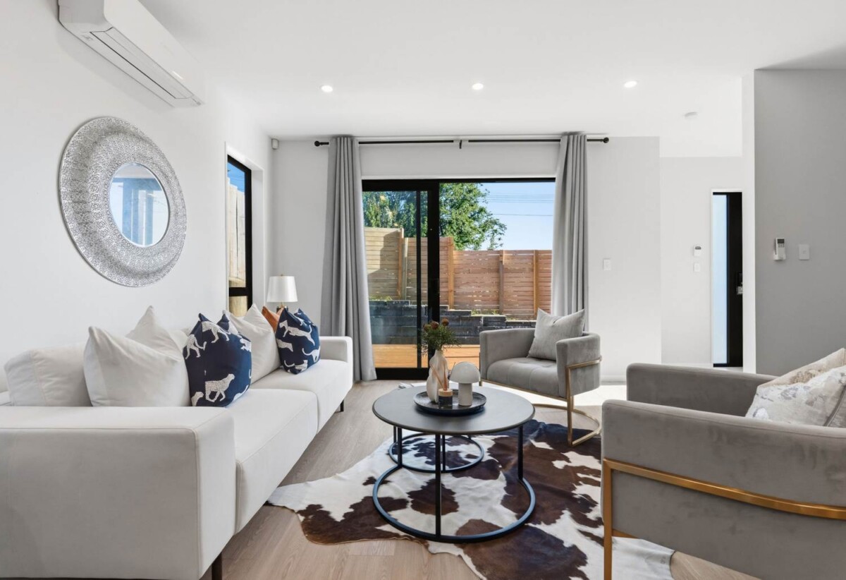 Standalone 4 beds 2.5 baths house with garageon 215m2 section, with Kauri Glen Reserve next door, close to schools, shops, parks, 0.4 km to Northcote College, 0.9 km to Willow Park School, 1.4 km to Northcote Intermediate School, 57A Tui Glen Road, Birkenhead, Auckland