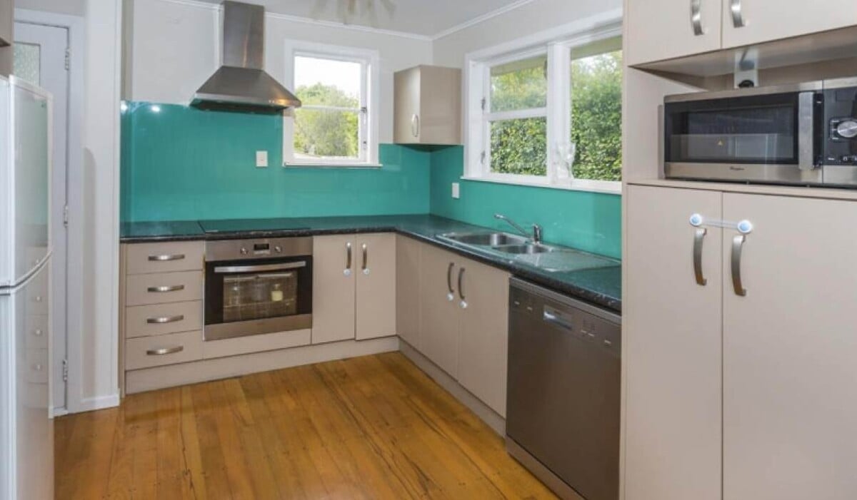 3 beds house with standalone garage on 746m2 section, Just minutes to Pakuranga Plaza, shops, schools, 0.2 km to Edgewater College, 0.8 km to Anchorage Park School, 1.1 km to Pakuranga Intermediate, 68 Edgewater Drive, Pakuranga, Auckland