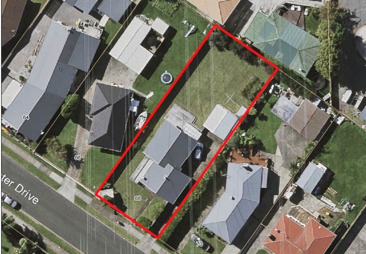 3 beds house with standalone garage on 746m2 section, Just minutes to Pakuranga Plaza, shops, schools, 0.2 km to Edgewater College, 0.8 km to Anchorage Park School, 1.1 km to Pakuranga Intermediate, 68 Edgewater Drive, Pakuranga, Auckland