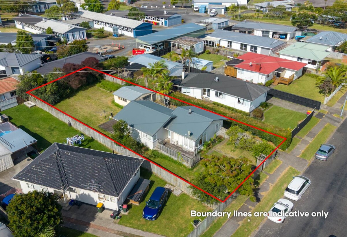 3 beds house with standalone garage on 746m2 section, Just minutes to Pakuranga Plaza, shops, schools, 0.2 km to Edgewater College, 0.8 km to Anchorage Park School, 1.1 km to Pakuranga Intermediate, 68 Edgewater Drive, Pakuranga, Auckland