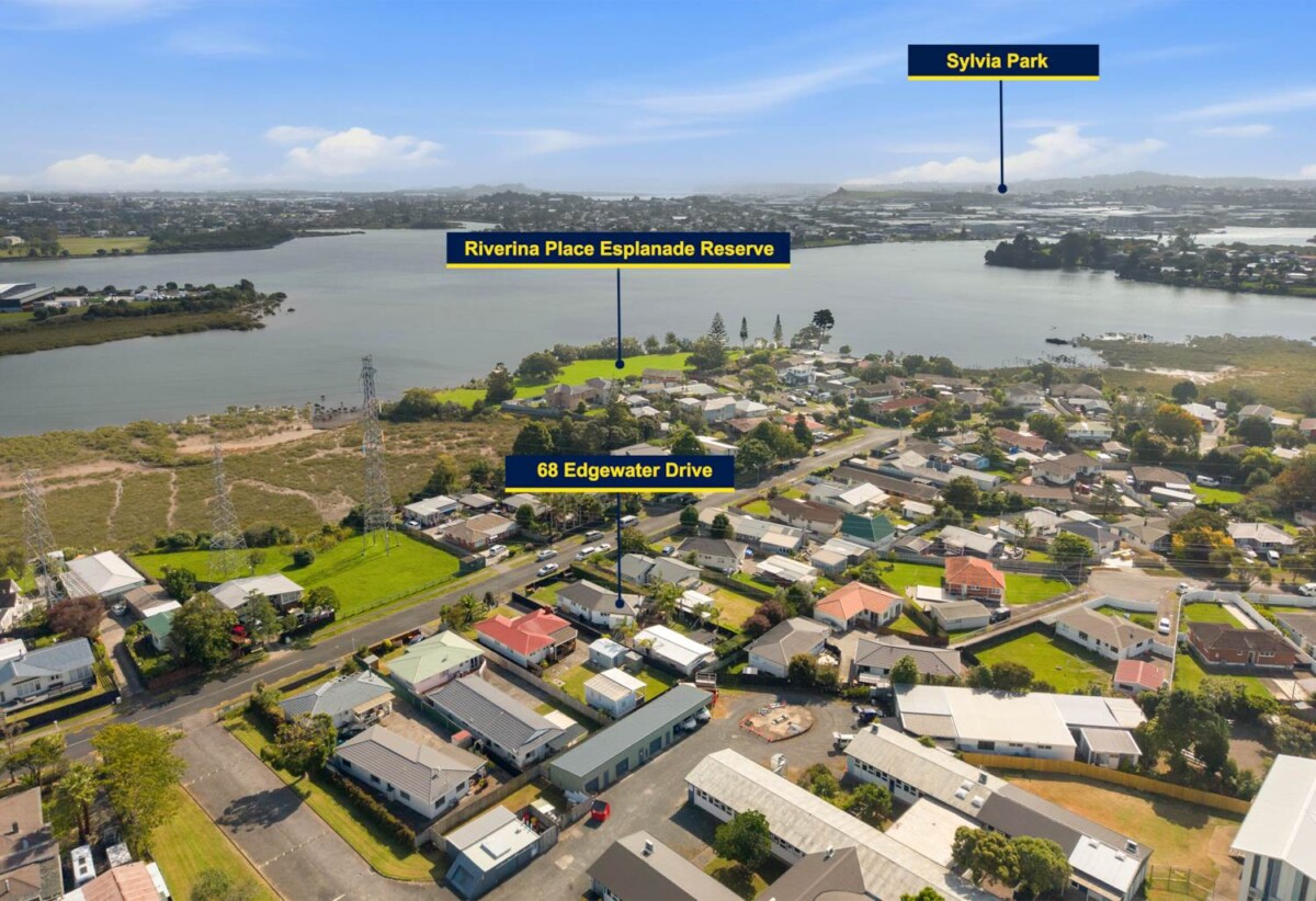 3 beds house with standalone garage on 746m2 section, Just minutes to Pakuranga Plaza, shops, schools, 0.2 km to Edgewater College, 0.8 km to Anchorage Park School, 1.1 km to Pakuranga Intermediate, 68 Edgewater Drive, Pakuranga, Auckland