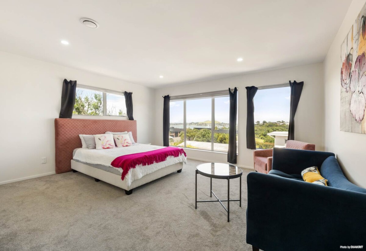 4 beds 2 baths home with garage, close to schools, park, Royal Oak and Onehunga shopping hubs, 0.3 km to Onehunga High School, 0.6 km to Royal Oak Intermediate School, 1.1 km to Hillsborough School, 83B Queenstown Road, Onehunga, Auckland
