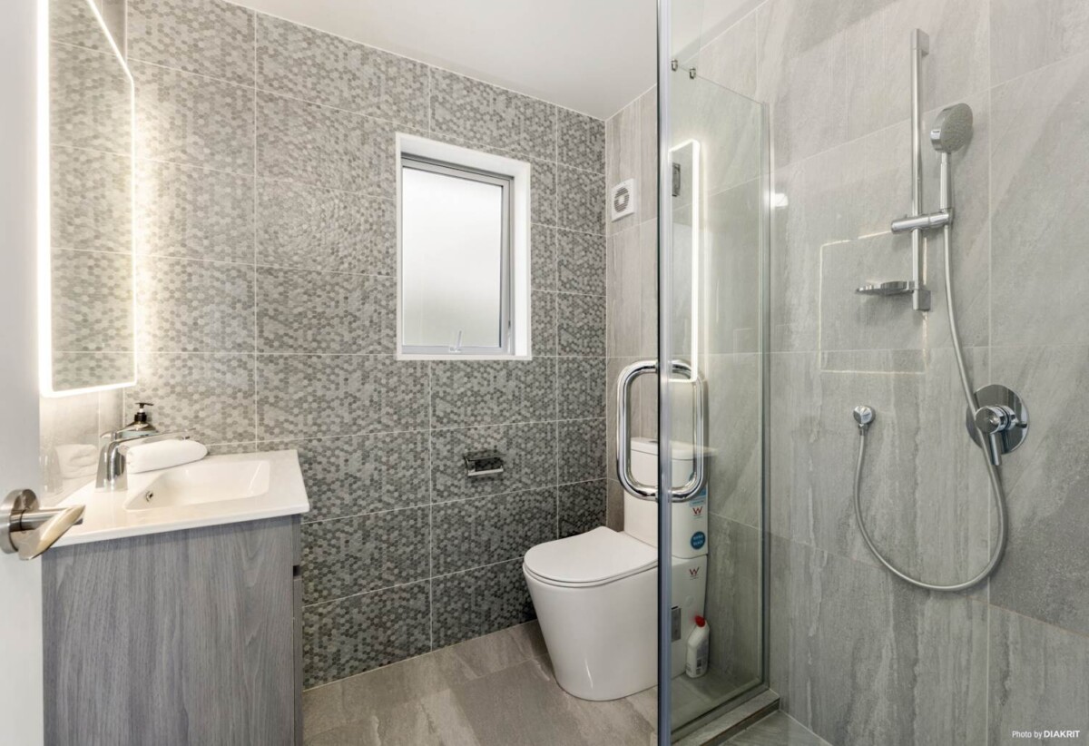 4 beds 2 baths home with garage, close to schools, park, Royal Oak and Onehunga shopping hubs, 0.3 km to Onehunga High School, 0.6 km to Royal Oak Intermediate School, 1.1 km to Hillsborough School, 83B Queenstown Road, Onehunga, Auckland