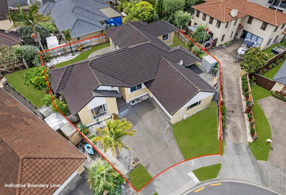 Motivated owner relocating, Move-in ready, 1renovated Brick and tile 5 beds 3.5 baths house with double garage on 571m2 section, 0.3 km to Baverstock Oaks School, 1 km to Sancta Maria College, 1.7 km to Ormiston Senior College, 1.9 km to Mission Heights Junior College, 18 Karson Place, Flat Bush, Auckland