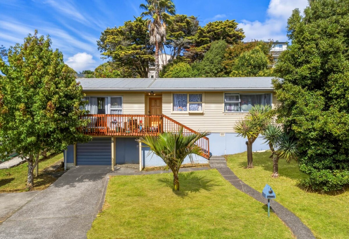 Double Westlake school zone, 4 beds 1.5 baths house with garage on 673m2 section, live or develop, 0.5 km to Sunnynook School, 0.9 km to Wairau Intermediate School, 8 Sequoia Place, Sunnynook, Auckland