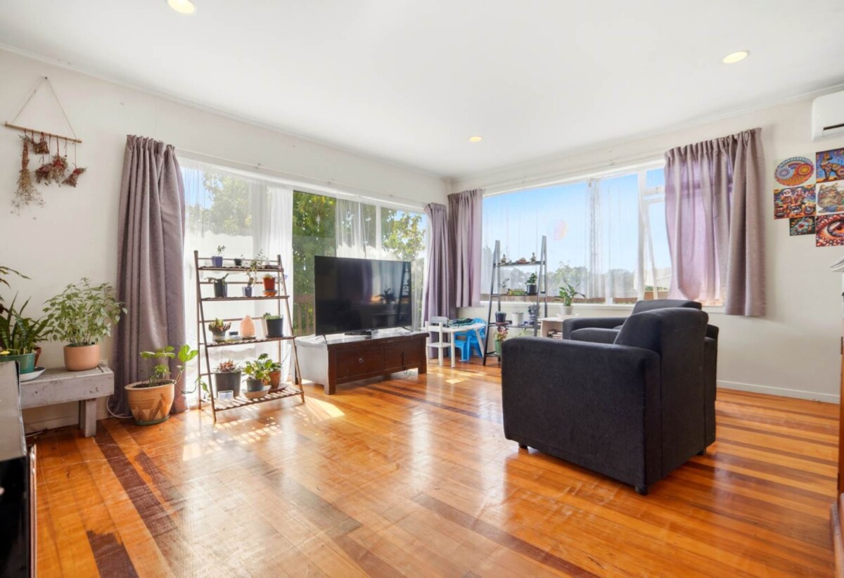 Double Westlake school zone, 4 beds 1.5 baths house with garage on 673m2 section, live or develop, 0.5 km to Sunnynook School, 0.9 km to Wairau Intermediate School, 8 Sequoia Place, Sunnynook, Auckland