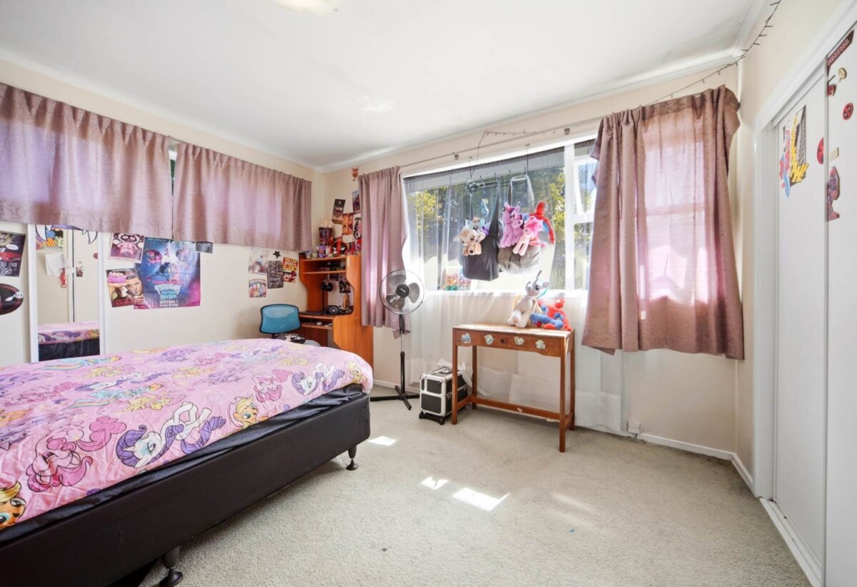 Double Westlake school zone, 4 beds 1.5 baths house with garage on 673m2 section, live or develop, 0.5 km to Sunnynook School, 0.9 km to Wairau Intermediate School, 8 Sequoia Place, Sunnynook, Auckland
