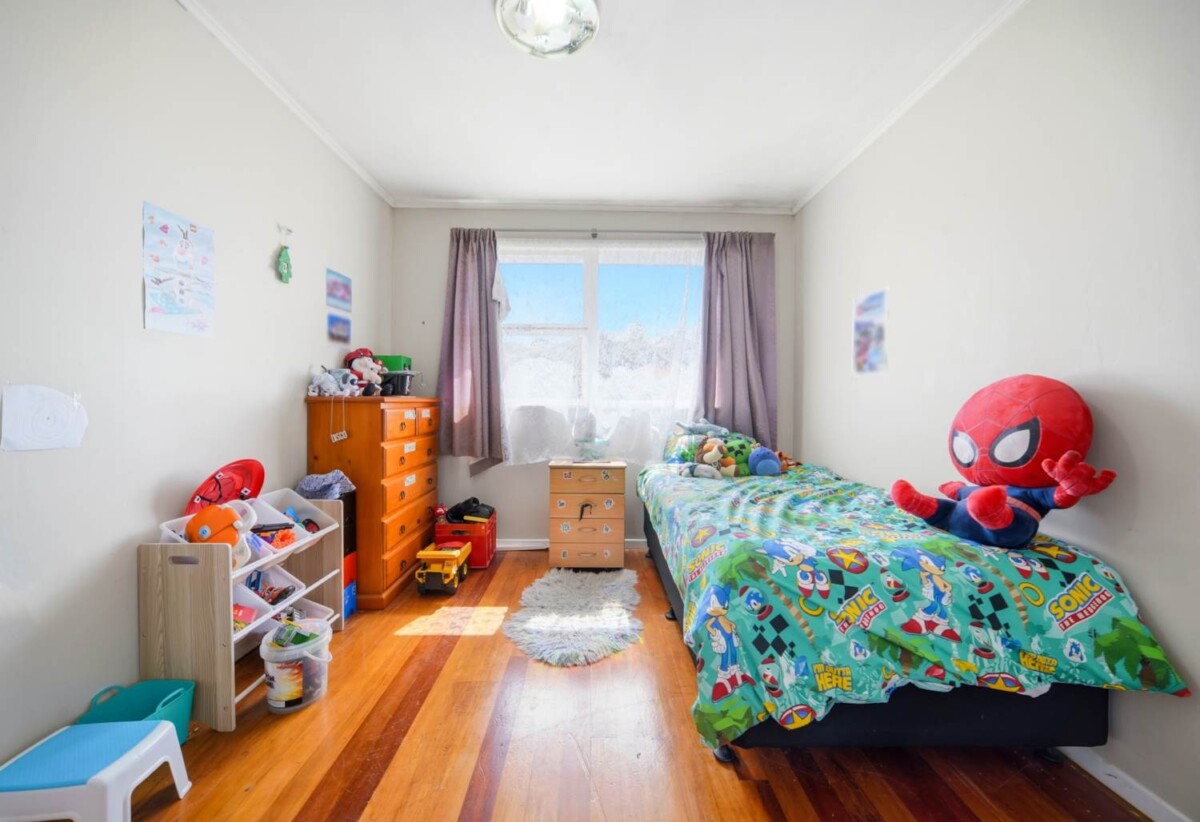 Double Westlake school zone, 4 beds 1.5 baths house with garage on 673m2 section, live or develop, 0.5 km to Sunnynook School, 0.9 km to Wairau Intermediate School, 8 Sequoia Place, Sunnynook, Auckland