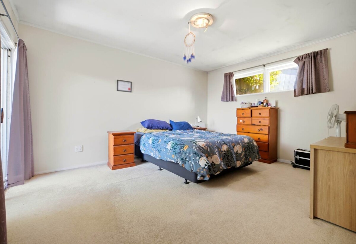Double Westlake school zone, 4 beds 1.5 baths house with garage on 673m2 section, live or develop, 0.5 km to Sunnynook School, 0.9 km to Wairau Intermediate School, 8 Sequoia Place, Sunnynook, Auckland