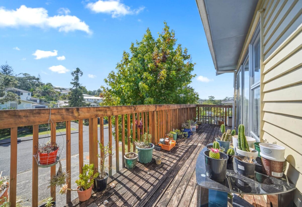 Double Westlake school zone, 4 beds 1.5 baths house with garage on 673m2 section, live or develop, 0.5 km to Sunnynook School, 0.9 km to Wairau Intermediate School, 8 Sequoia Place, Sunnynook, Auckland